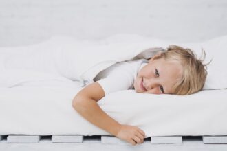 E voie in pat cu mami si tati ?