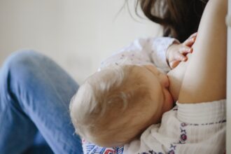 Apeleaza intotdeauna la sfatul medicului, deoarece substantele din medicamente sunt usor transmisibile in laptele matern.